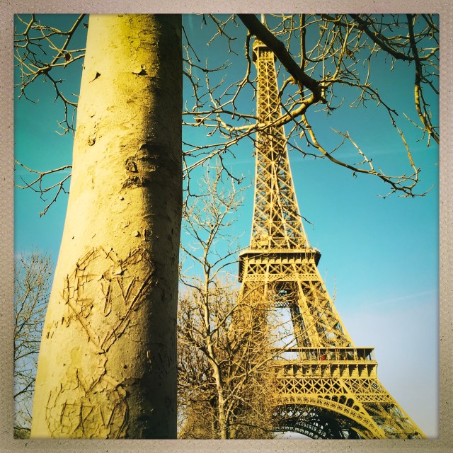 Love City. Parc du Champ-de-Mars. 1:37pm.